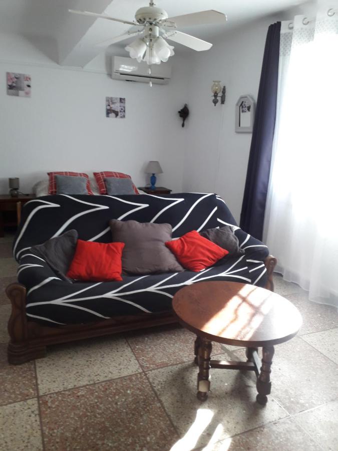 Le Rebattu 3 Apartment Raphèle Екстериор снимка